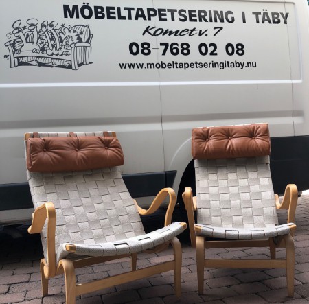 Bruno Mathssons Pernillor har vi flätat med ny linnesadelgjord och gjort nya kuddar i skinn.